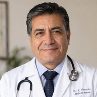 Dr. R. Hernández — Especialista en salud capilar
